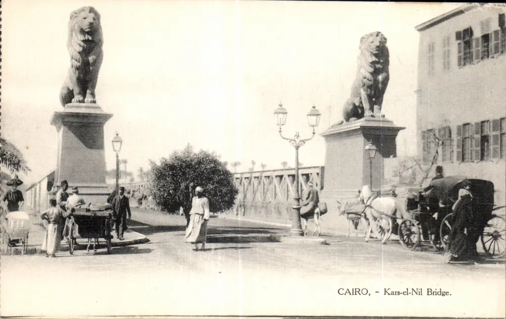 Kairo - Pont Kars-el-Nil — zwei Steinlöwen auf den Säulen, Fußgänger und Eselwagen - Vorderseite