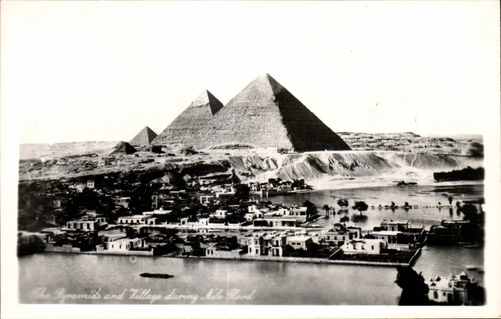 Die Pyramiden und das Dorf während der Nilflut — Verlag Lehner & Landrock, Serie nicht sichtbar - Vorderseite