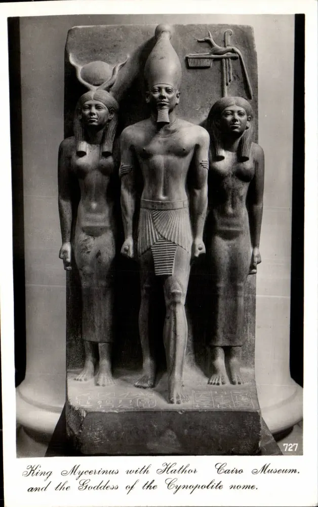 Reino de Mykérinos con Hathor — estatua del Museo Egipcio de El Cairo — editor Lehner & Landrock, n° 727 - Anverso