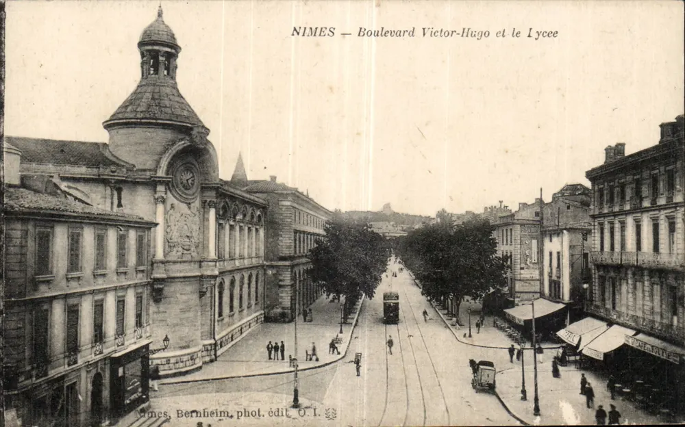Nîmes — Boulevard Victor-Hugo e o Liceu — Bernheim, fot. edit. O.I. - Frente