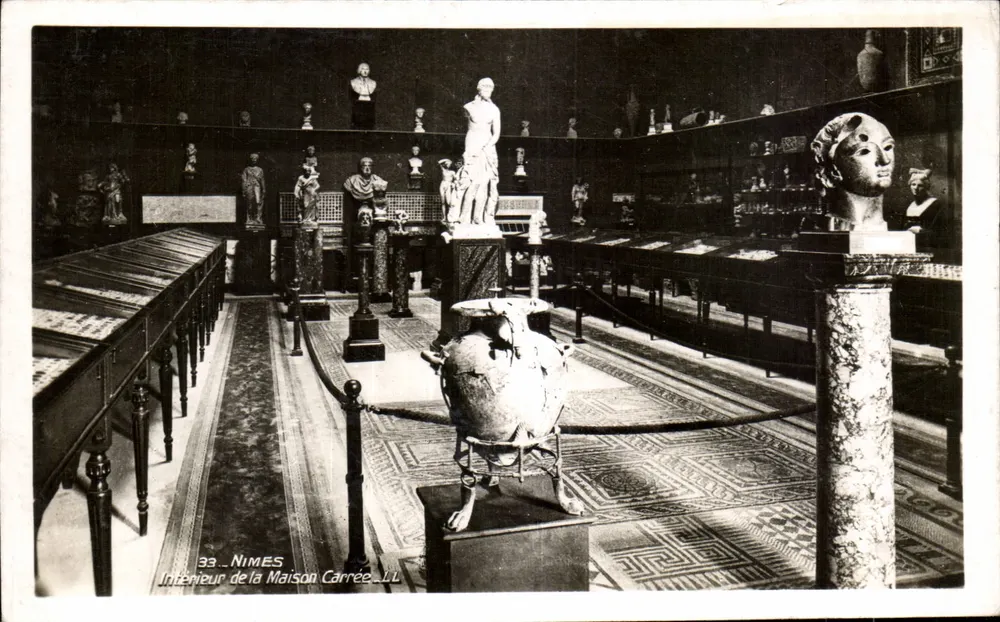 Nîmes — Interior da Maison Carrée — editor Levy e Neurien, n°33 - Frente