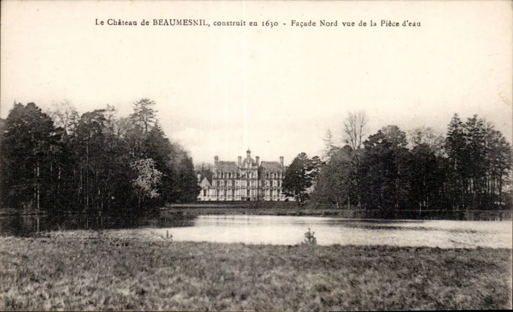 Das Schloss BEAUMESNIL, erbaut im Jahr 1630 — Blick auf die Nordfassade von der Wasserstelle - Vorderseite