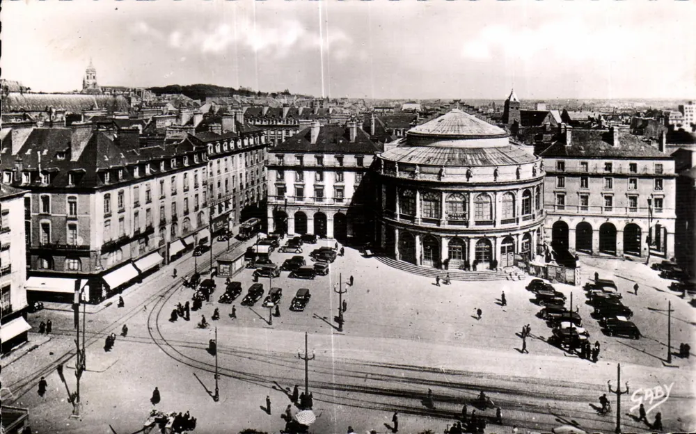 Rennes (Ille-et-Vilaine) — Place de la Mairie und du Théâtre — Éditions Caby, n°35 - Vorderseite