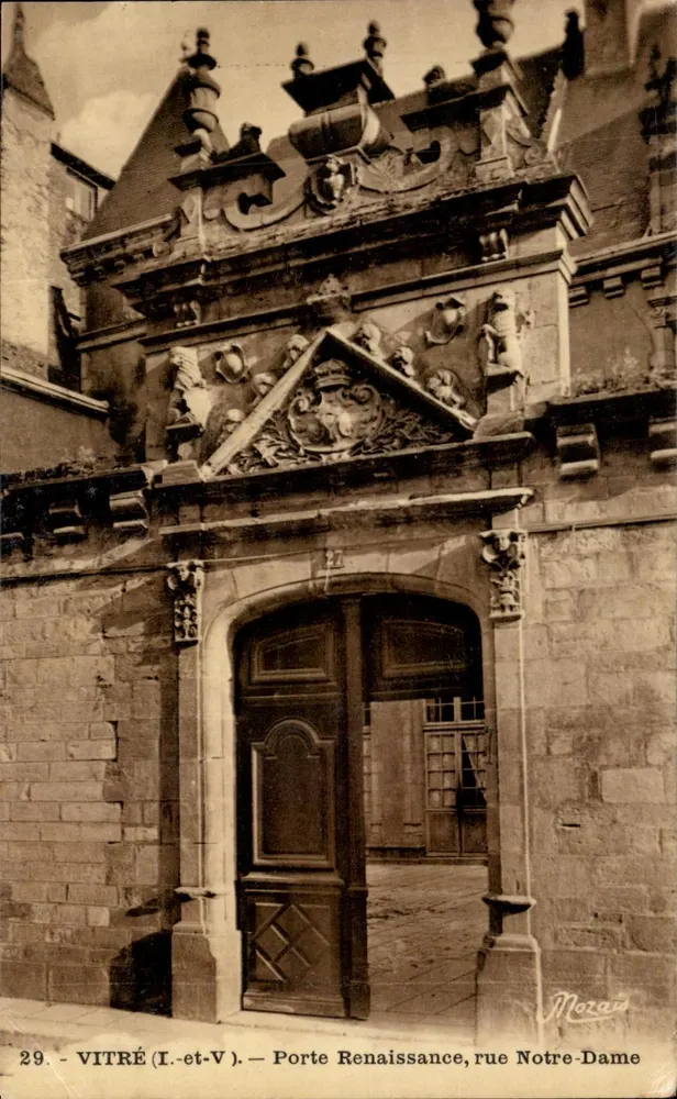 Vitré (Ille-et-Vilaine). — Porta da Renascença, rua Notre-Dame — Mozard - Frente