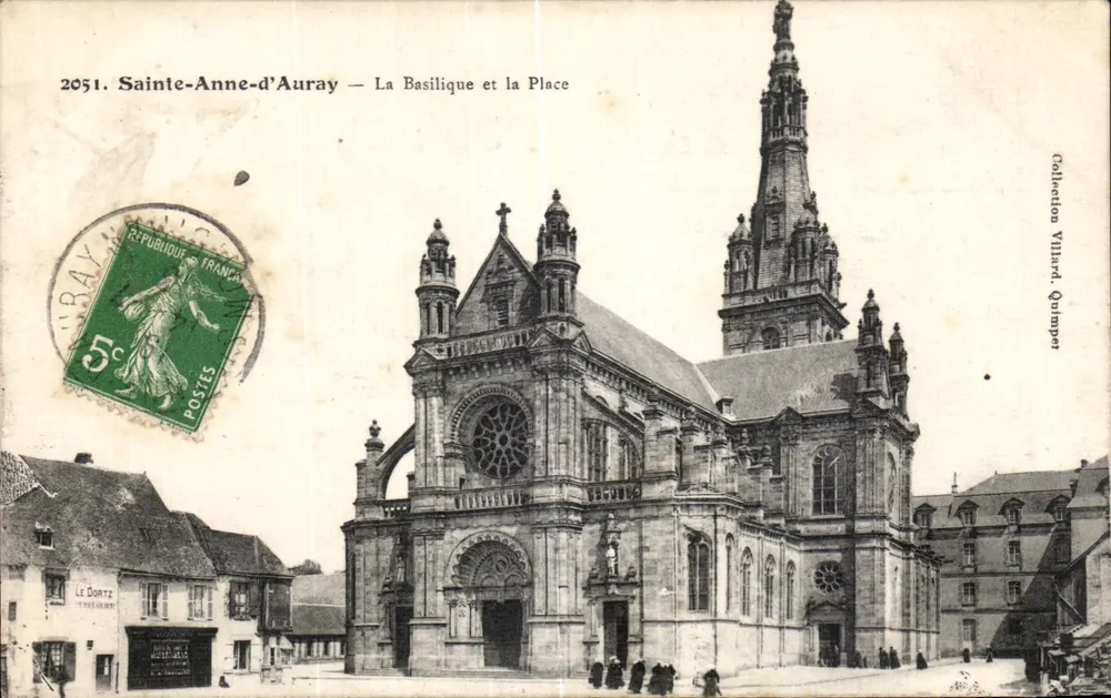 Sainte-Anne-d'Auray — Die Basilika und die Place — Edition Le Dortz, Nr. 2051 - Vorderseite
