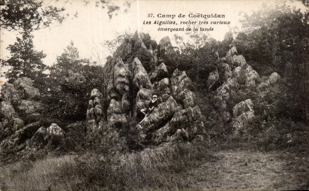 Camp de Coëtquidan — Die Nadeln, ein sehr merkwürdiger Felsen, der aus der Heide ragt — Foto von "Camp de Coëtquidan" in Coquenville (Morbihan) - Vorderseite