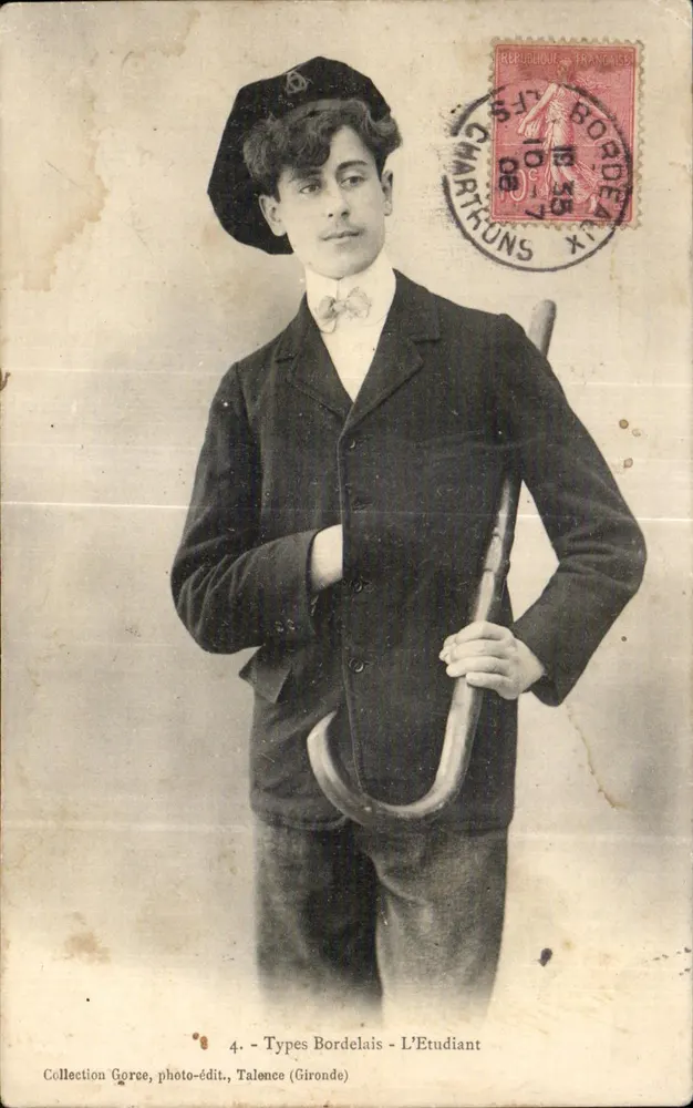 Jeune homme en costume traditionnel — L'Étudiant — Collection Goree, photo-édit., Talence (Gironde) - Vorderseite