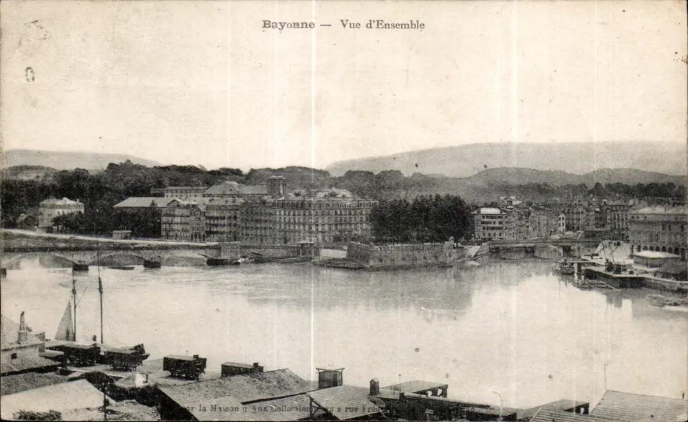 Bayonne — Vue d'Ensemble — par la Maison Aux Collectionneurs à rue Fréchette - Frente