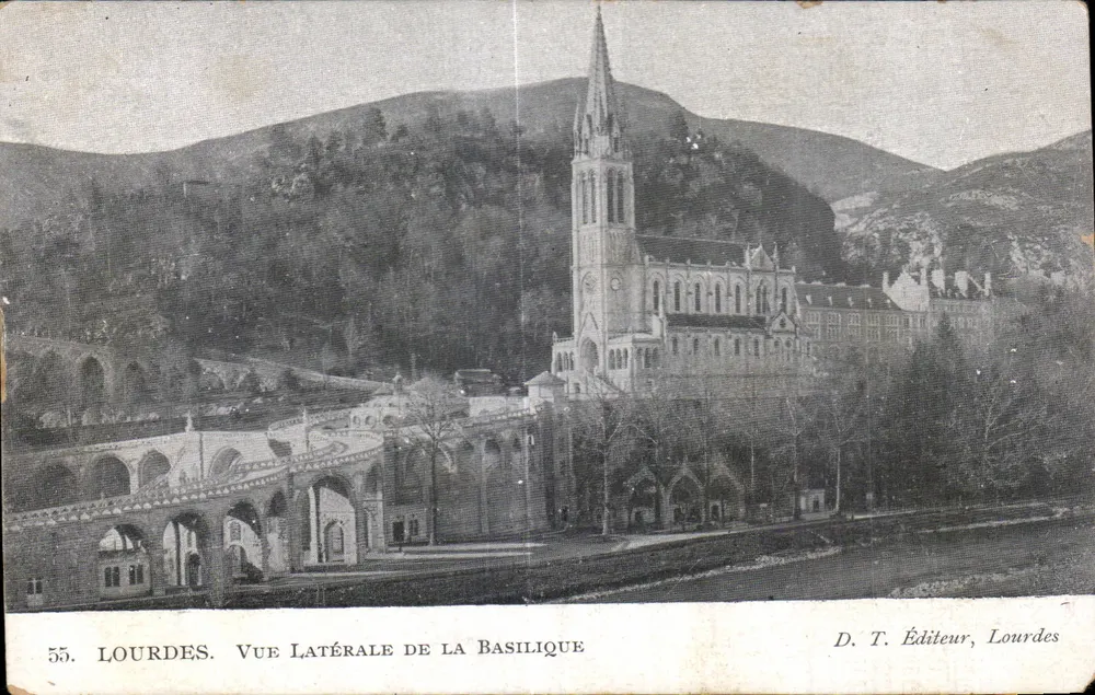 Lourdes — Vista lateral da basílica — D. T. Editor, Lourdes, n°55 - Frente