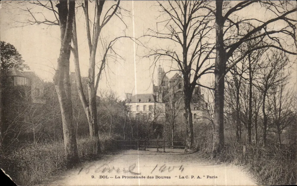 DOL — A Promenade des Douves — "La C. P. A." Paris - Frente