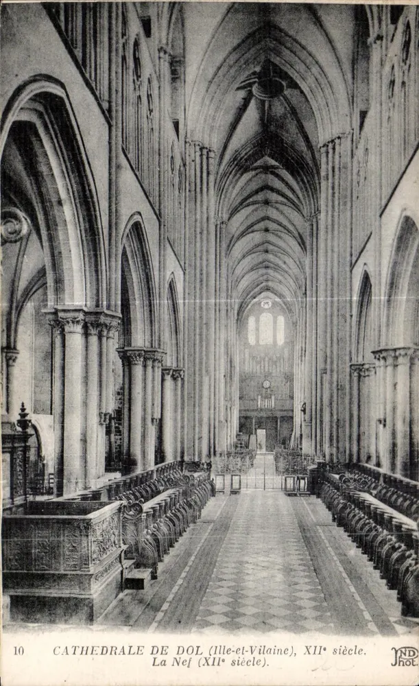 Kathedraal van Dol (Ille-et-Vilaine) — La Nef (12e eeuw) — ND Fot. - Voorkant