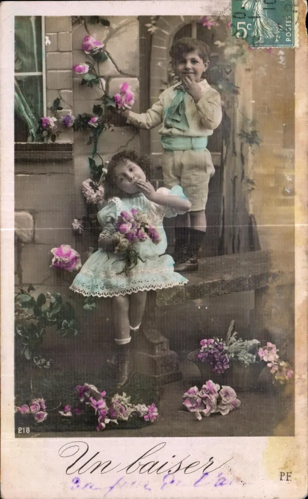 Zwei Kinder unter den Rosen — Ein Kuss — PF, n°218 - Vorderseite