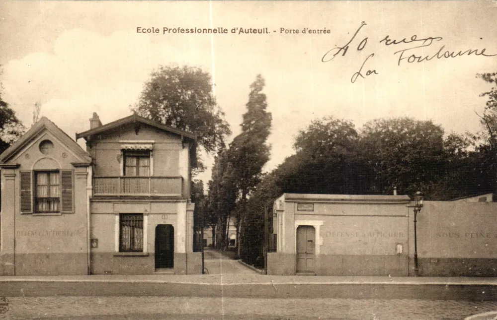 Escola Profissional de Auteuil — Porta de entrada — Défense d'Atticher - Frente