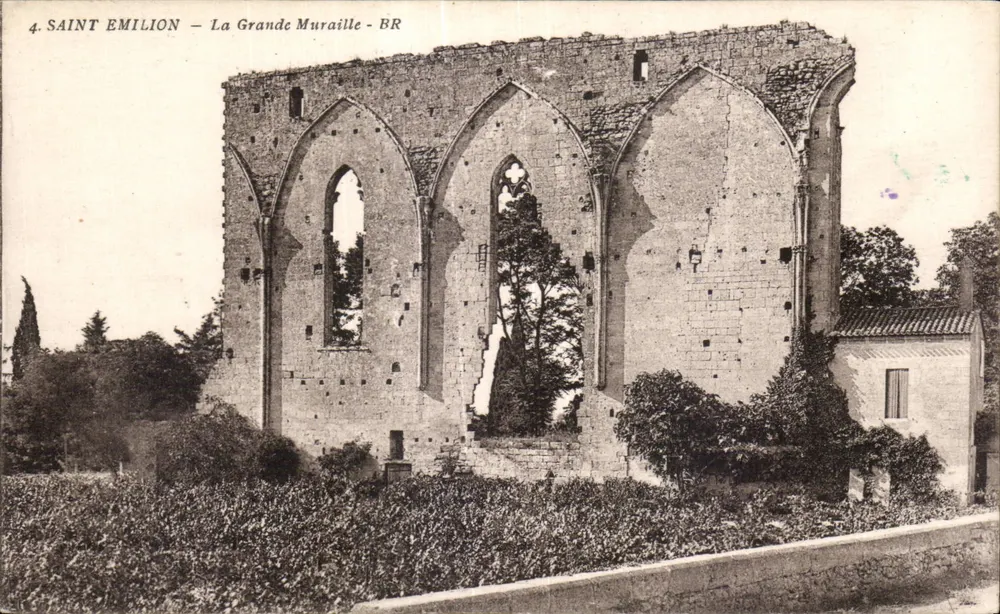 Saint-Émilion — A Grande Muralha — BR - Frente