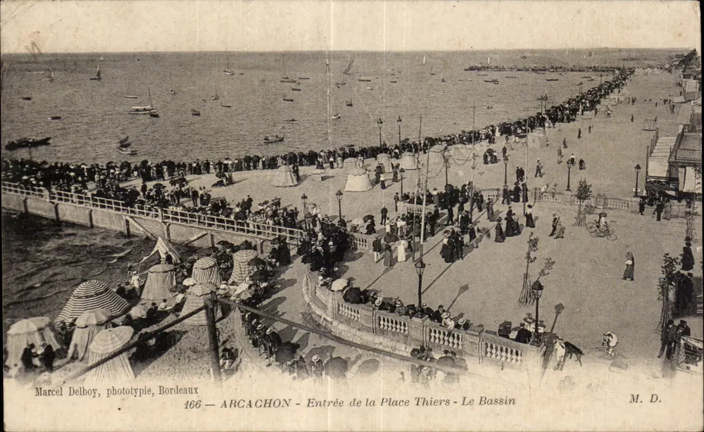 Arcachon — Eingang zur Place Thiers — Der Bassin — Marcel Delboy, Phototypie, Bordeaux, Nr. 166 - Vorderseite
