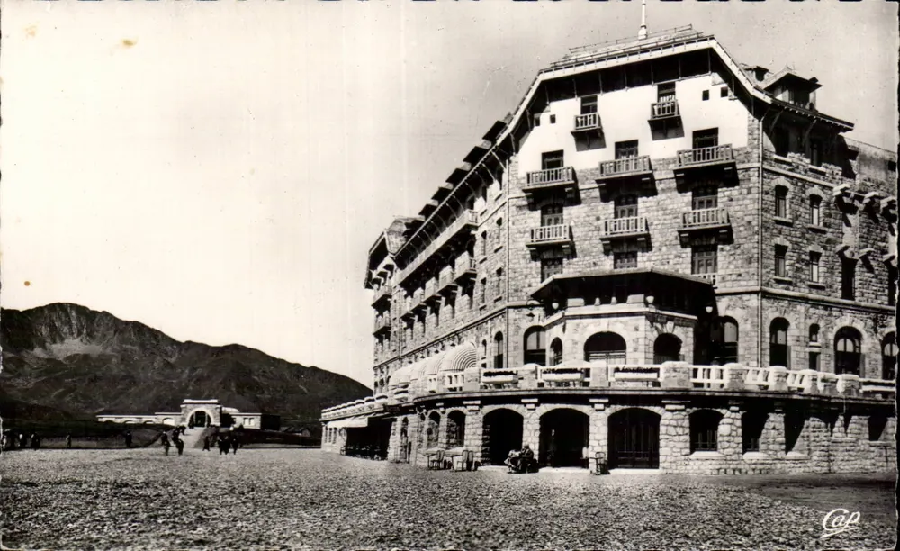 O Hotel de Superbagnères — Luchon — editor Réal-Photo, n° 133 - Frente