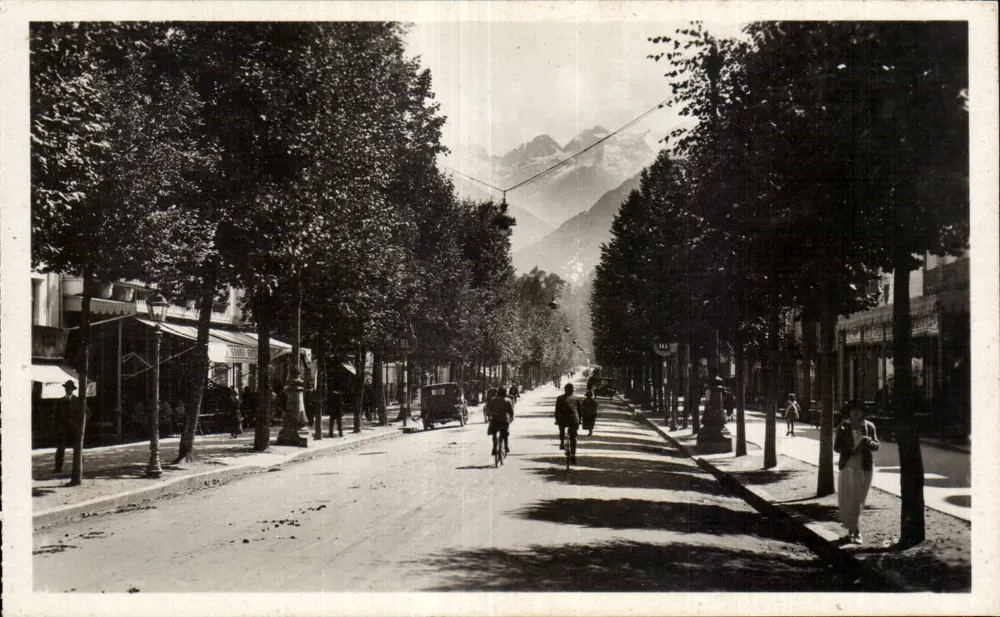Luchon - As Avenidas de Etigny — editor C.P.A.P.H.I.L. - n° 37 - Frente