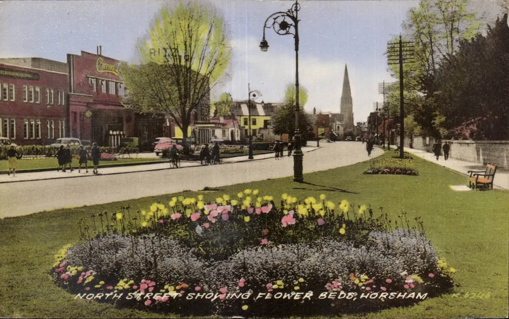 North Street mit Blumenbeeten, Horsham — Verlag: Valentine & Sons, Ltd., Dundee und London — n° K 5246 - Vorderseite