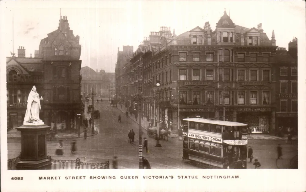 Marktstraße mit der Statue der Königin Victoria — Nottingham — Kingsway Real Photo Card n°4082 - Vorderseite