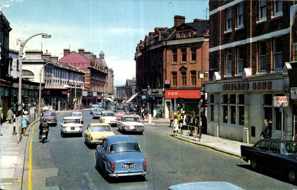 Vista da rua em Tooting — Midland Bank e lojas — editor Printed in Great Britain, n° PT8094 - Frente