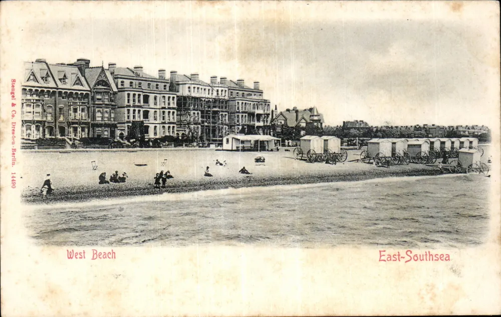 West Beach e East-Southsea — vista da praia com edifícios e cabanas — Stange & Co. Dresde-Berlin 14400 - Frente