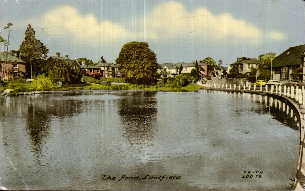 The Pond, Lindfield — Aussicht auf den See mit Häusern und Brücke — Verlag FRITH, n° LDD 79 - Vorderseite