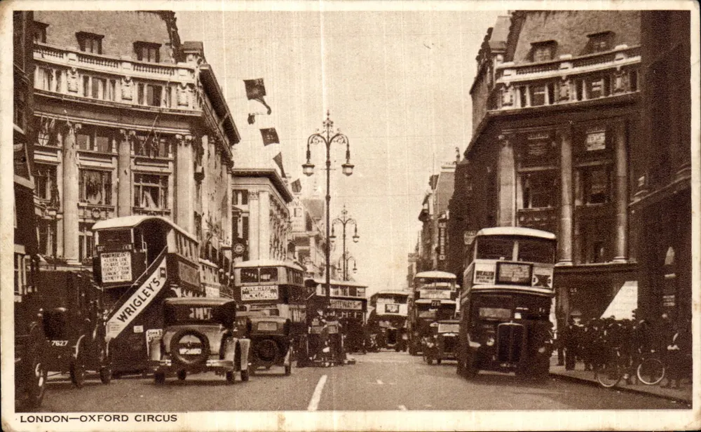 LONDEN — OXFORD CIRCUS — uitzicht op de straat met bussen met twee verdiepingen en versierde gebouwen - Voorkant