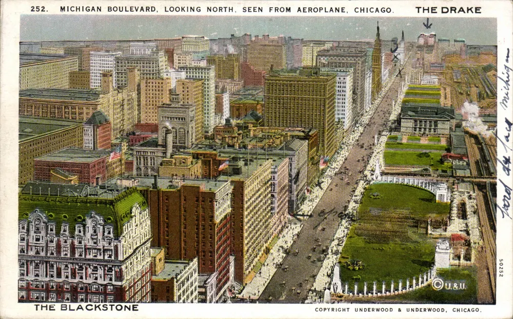 Michigan Boulevard, Blick nach Norden, gesehen vom Flugzeug, Chicago — The Drake, The Blackstone — Underwood & Underwood - Vorderseite
