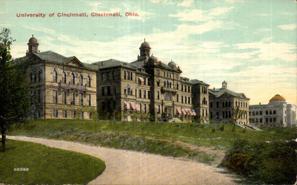 University of Cincinnati, Cincinnati, Ohio — bâtiment principal avec drapeaux américains — éditeur POC, n° 66995 - Vorderseite