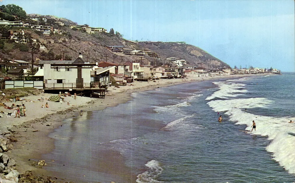Malibu, Califórnia — vista das casas ao longo da praia — editor Kolor Sales Co. - Frente