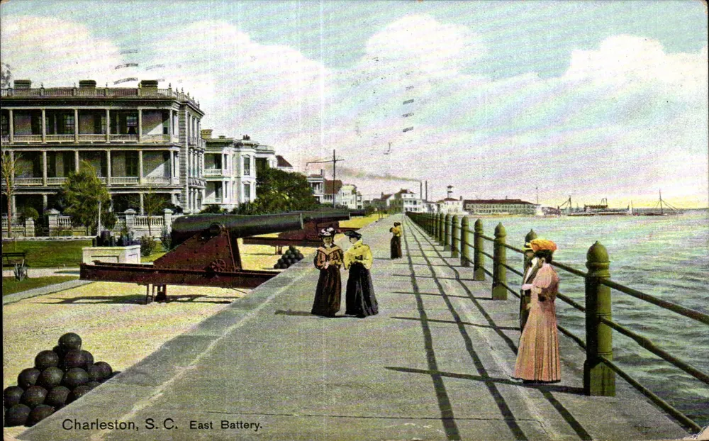 Charleston, S.C. East Battery — vista do cais com canhões e balas — Hugh C. Leighton Co. n°28330 - Frente