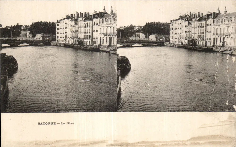 Bayonne — La Nive — Panoramablick auf den Fluss und Gebäude - Vorderseite