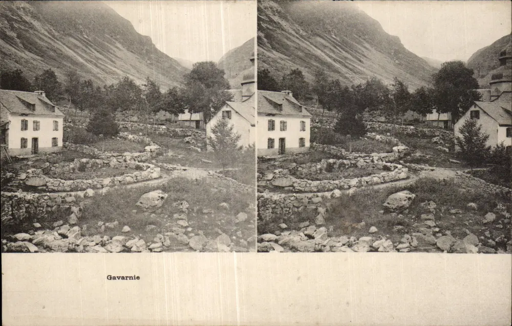 Gavarnie — vista panoramica del villaggio incassato — editore sconosciuto, numero di serie non visibile - Recto