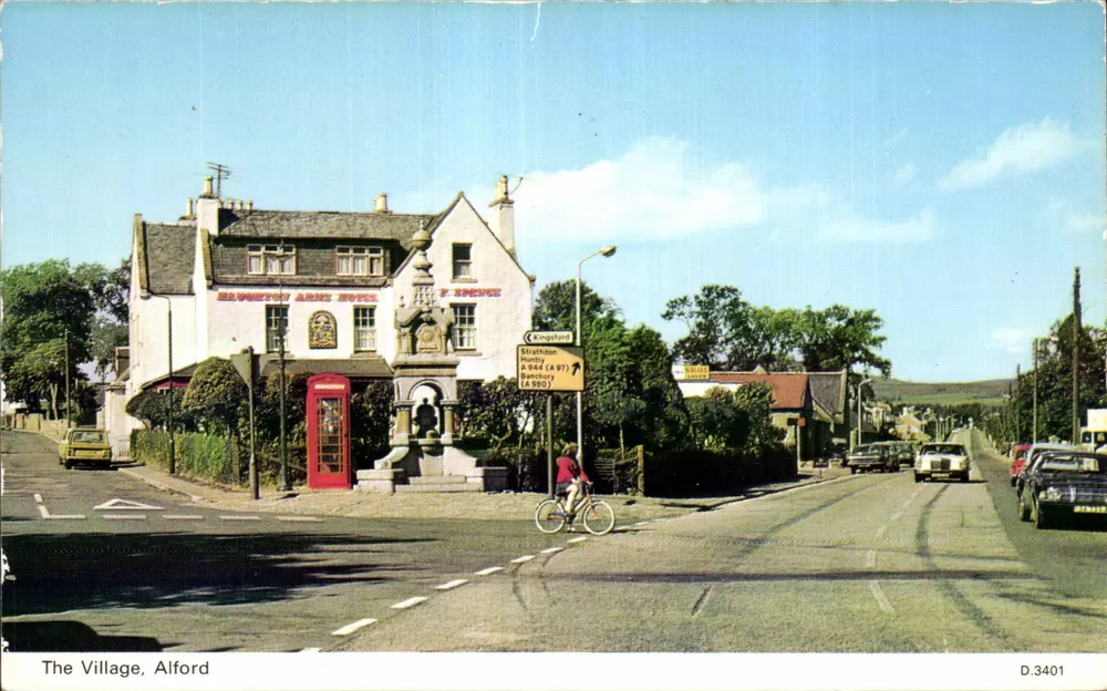 Het Dorp, Alford — uitzicht op het Haughton Arms Hotel en de straat — P. SPENCE, D.3401 - Voorkant