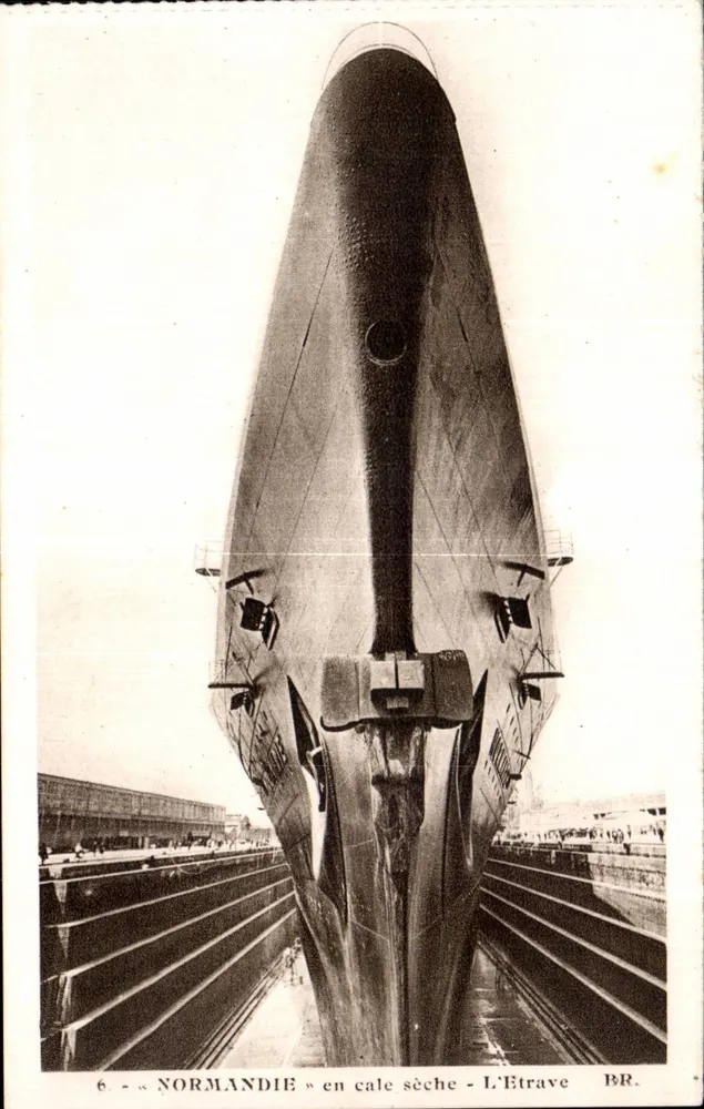 « NORMANDIE » in der Trockendock — L'Etrave BR. - Vorderseite