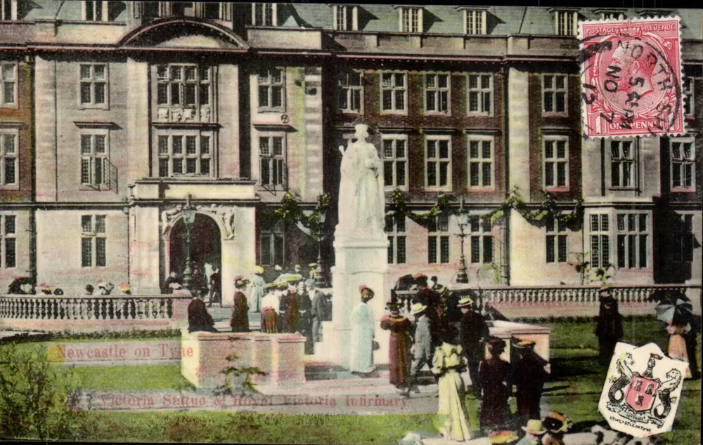 Newcastle upon Tyne — Statue der Victoria & Royal Victoria Infirmary — The Milton Post Card - Vorderseite