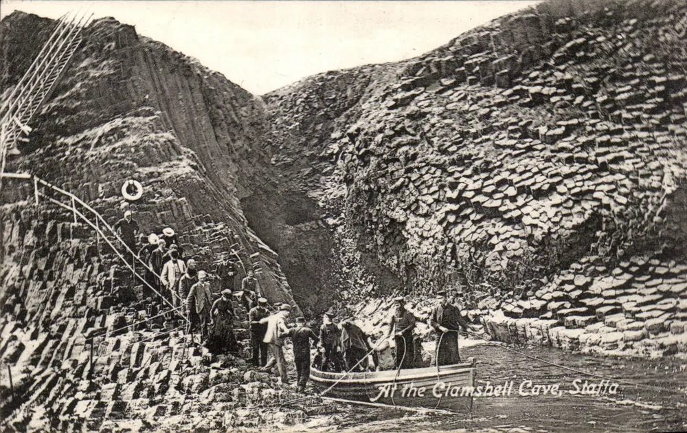 Bei der Clamshell-Höhle, Staffa — Ansicht der Basalt-Säulen und Besucher — Valentin's Series - Vorderseite