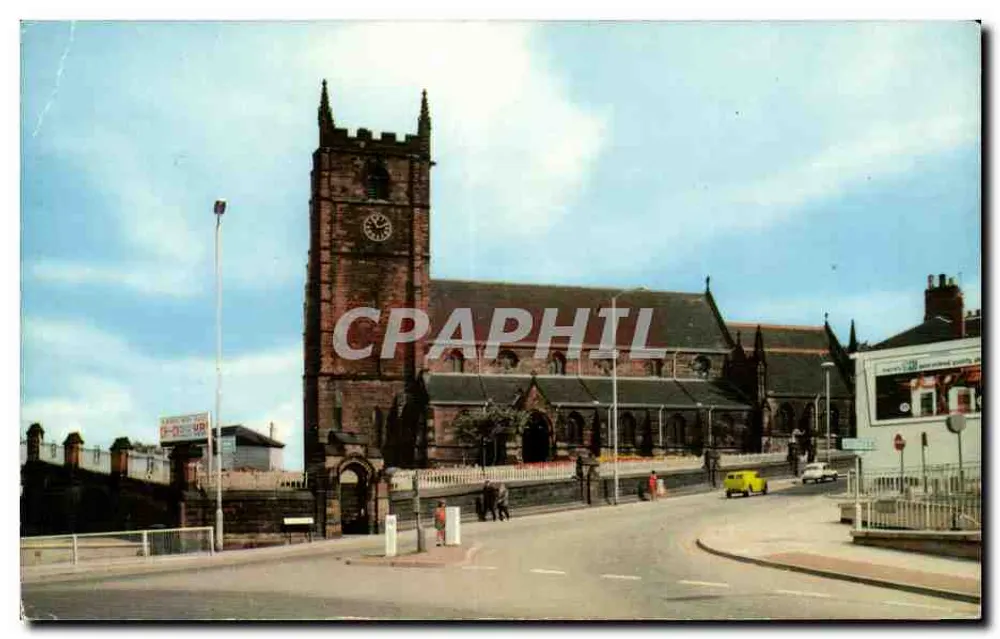 Parochiale Kirche von Newcastle-under-Lyme — Ansicht des Gebäudes und der Straße - Vorderseite