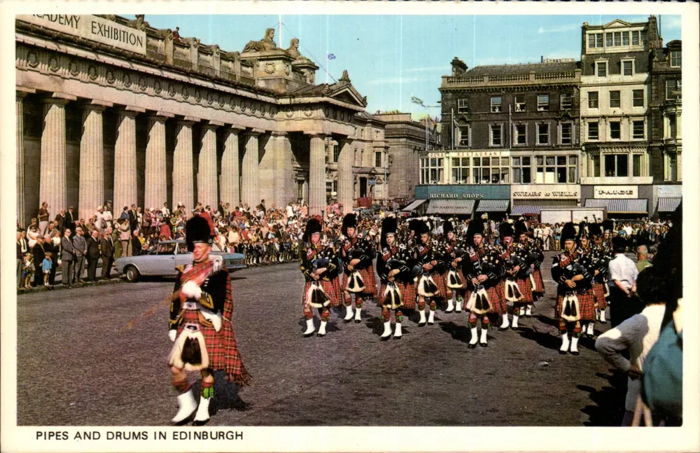 Pipes and Drums in Edinburgh — Académie Exhibition — Colourmaster International - Frente