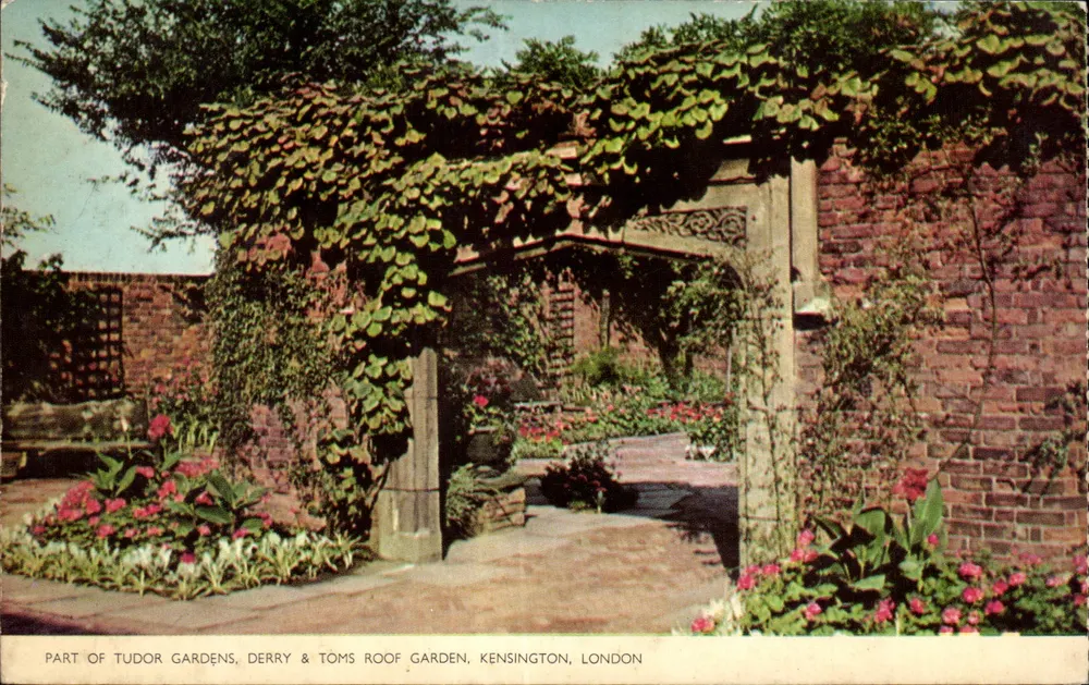 Parte dos jardins Tudor, Derry & Toms Roof Garden - Kensington, Londres — Cotman-Color Series, Jarrold & Sons Ltd - Frente