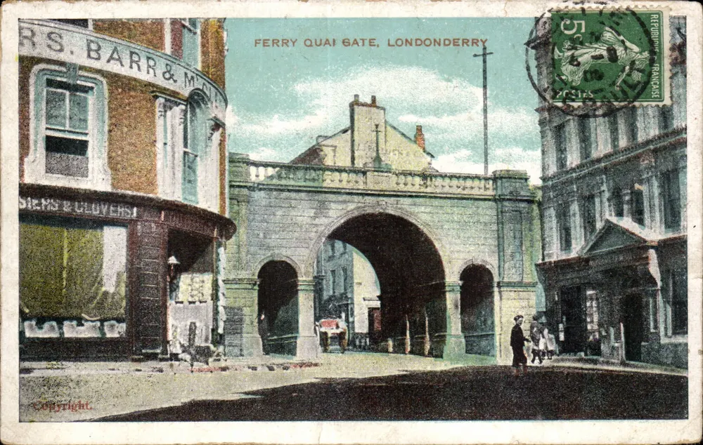 Ferry Quai Gate, Londonderry — städtische Ansicht mit Bogen und Laden — unbekannter Verleger - Vorderseite