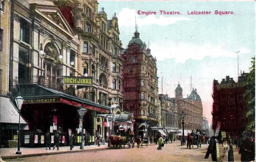 Empire Theatre. Leicester Square. — Vista de rua com teatro e letreiro 'High Jinks' — editor não visível - Frente