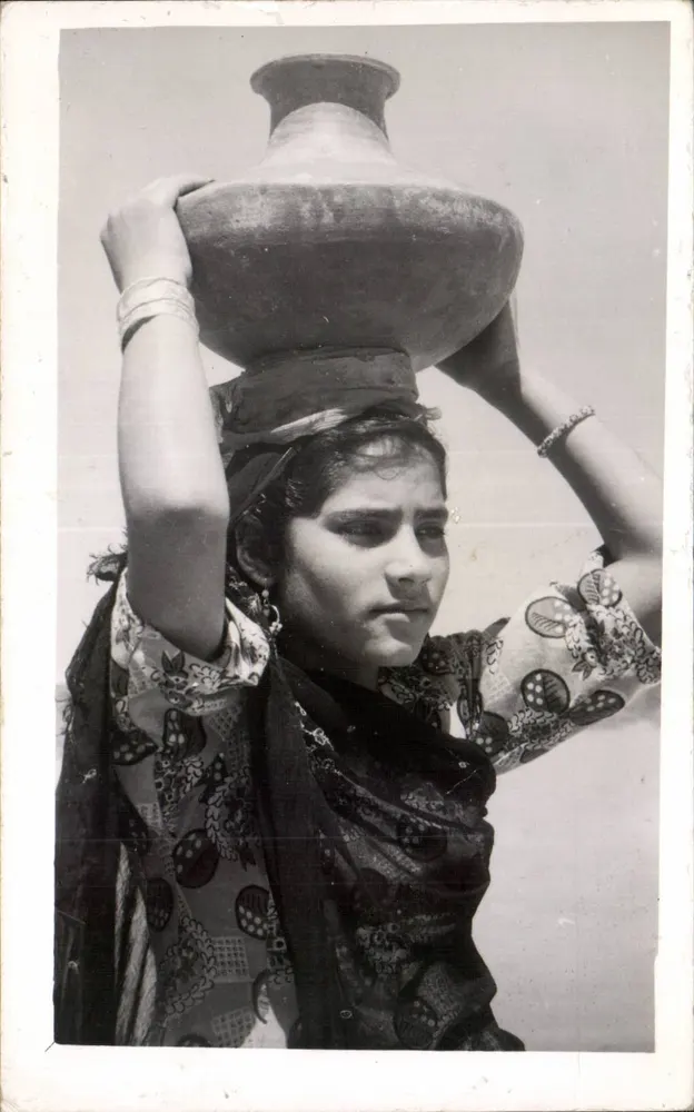 Frau, die ein großes Gefäß auf dem Kopf trägt — Karachi — Postkarte - Vorderseite