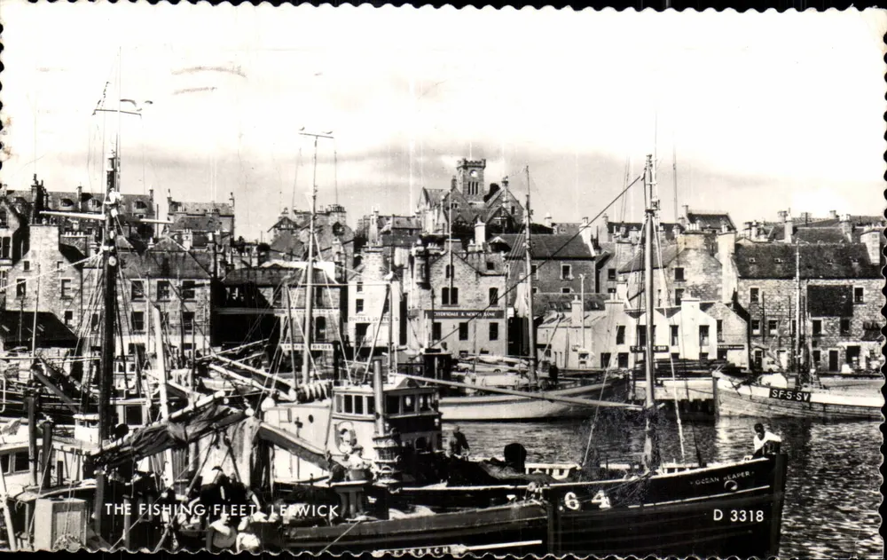 The Fishing Fleet, Lerwick — uitzicht op de haven met visboten — Valentine's Real Photo - Voorkant