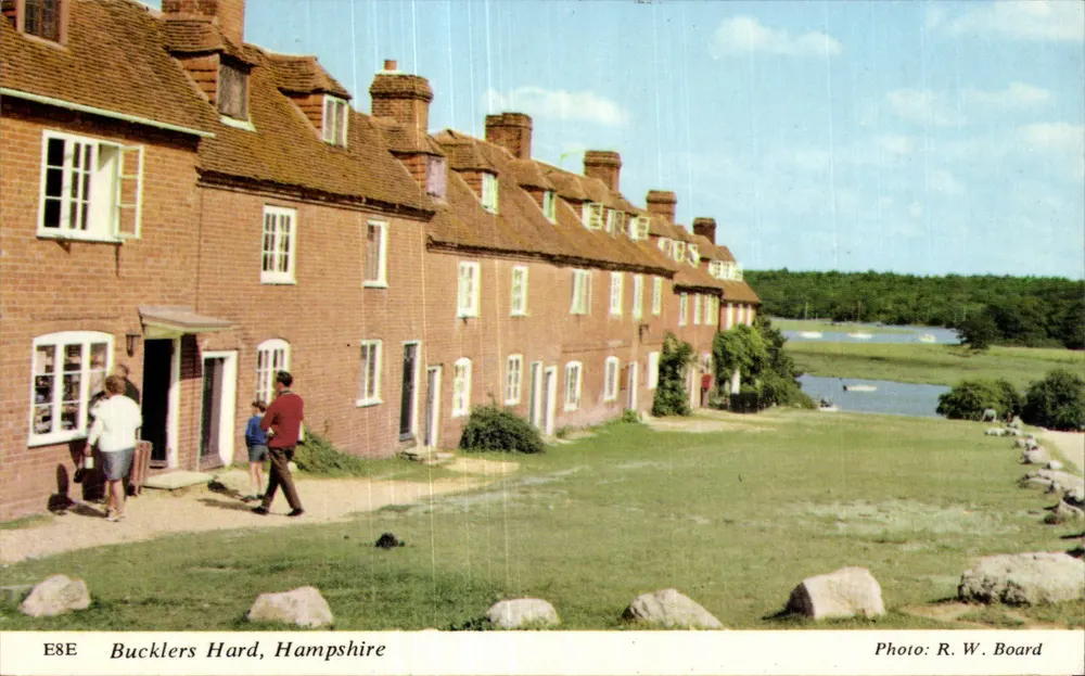 Bucklers Hard, Hampshire — uitzicht op bakstenen huizen en het meer — Foto: R. W. Board - Voorkant