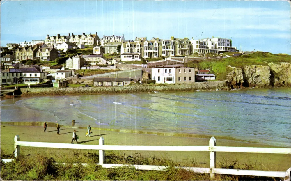 Les Sables de Perranporth — vue de la plage et des maisons sur la falaise — éditeur The Sands, Perranporth - आगे