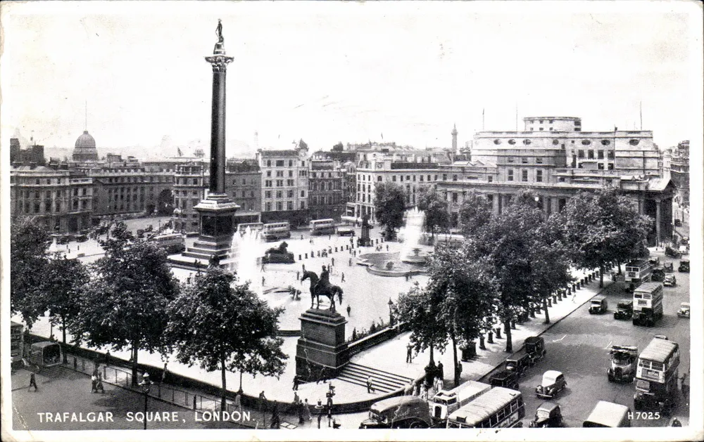 Trafalgar Square, Londres — vue aérienne avec colonne de Nelson et fontaine — éditeur Valentine's Cards, n° H7025 - Frente