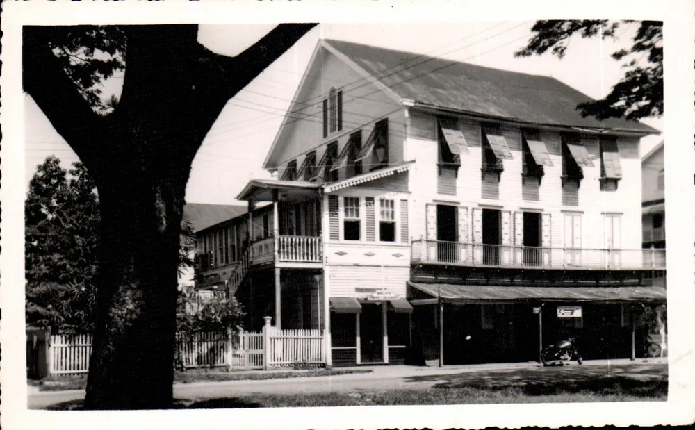Hotel de andares — balcão e persianas — editor desconhecido, número de série não visível - Frente