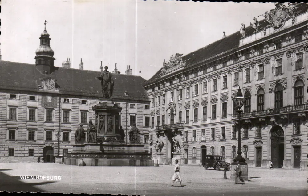 Praça da Hofburg em Viena — vista do monumento central e dos edifícios imperiais — n° 4001 - Frente