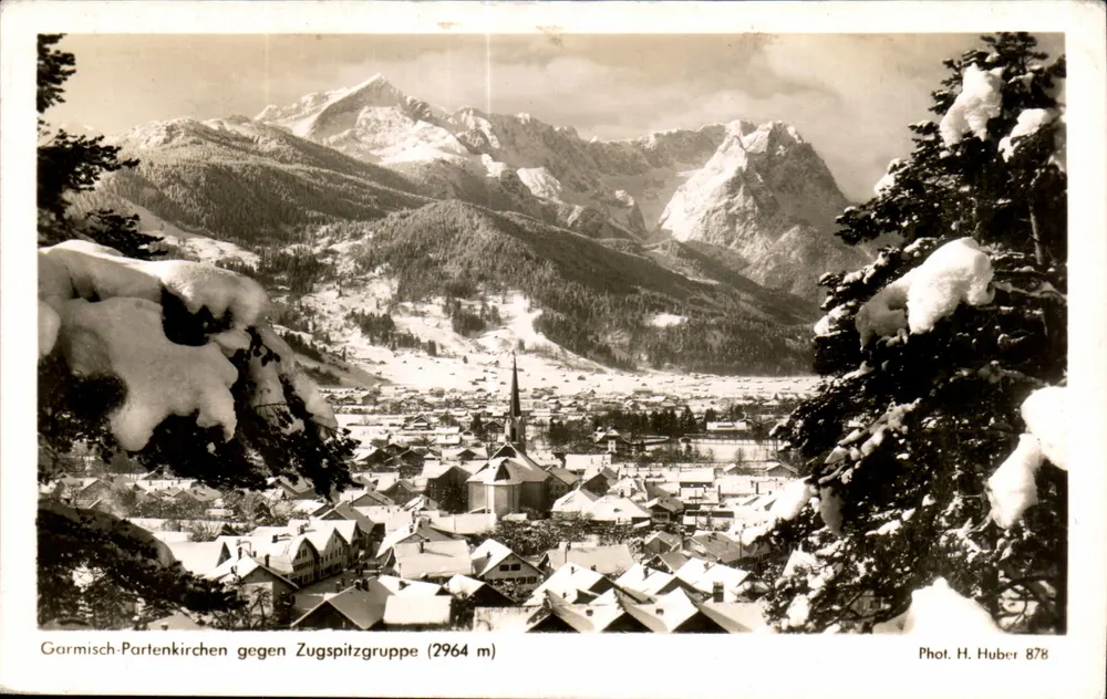 Garmisch-Partenkirchen vor der Zugspitzgruppe (2964 m) — Winteransicht — Fot. H. Huber 878 - Vorderseite